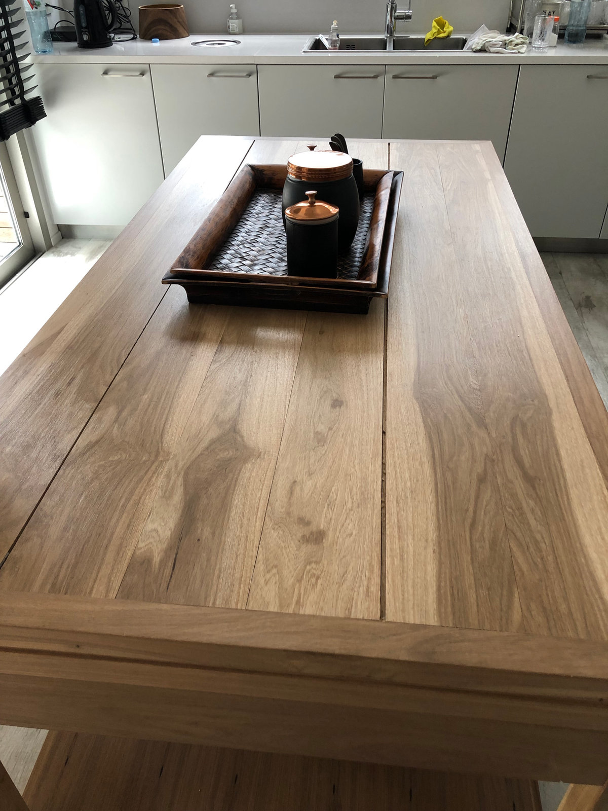 Detalle de mesa y mobiliario de madera