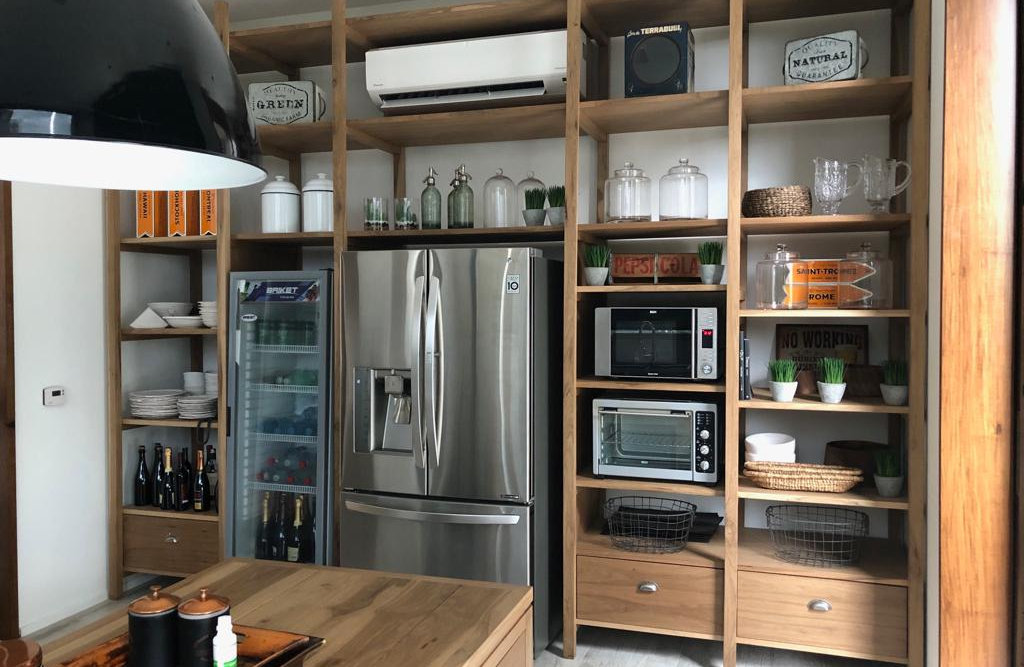 Cocina Otimo con muebles de madera y electrodomésticos integrados
